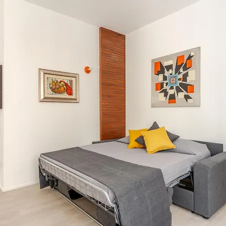 Just Here - L'artista