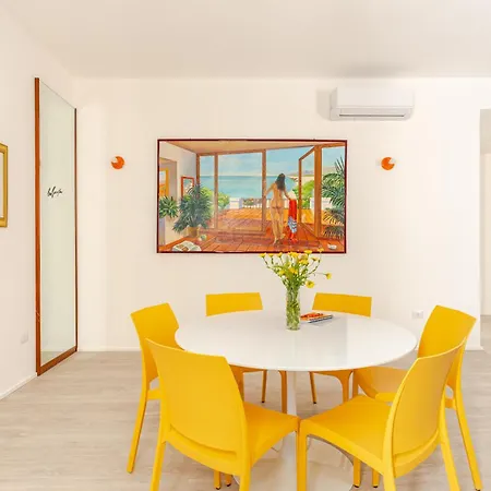 Just Here - L'artista Bari