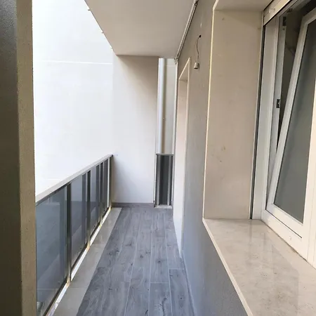 Just Here - L'artista