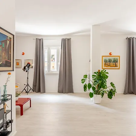 Just Here - L'artista Bari