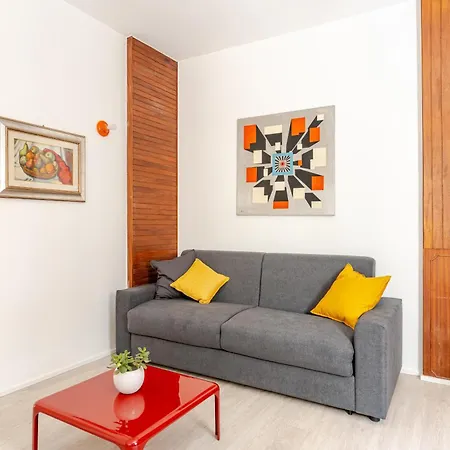 Apartament Just Here - L'artista *