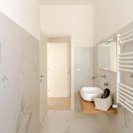 Just Here - L'artista Bari