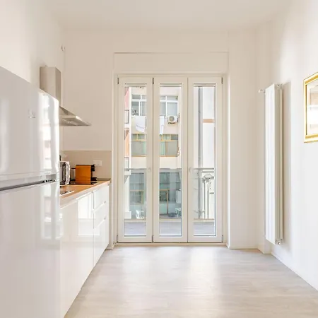 Just Here - L'artista