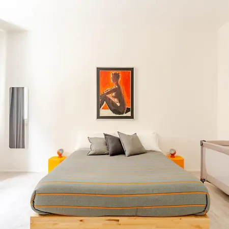 Just Here - L'artista باري