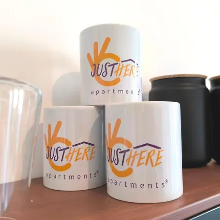 Just Here - L'artista باري